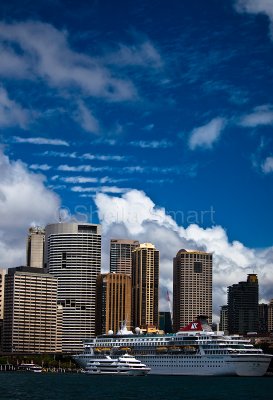 Cruiseliner Balmoral with Sydney city backdrop