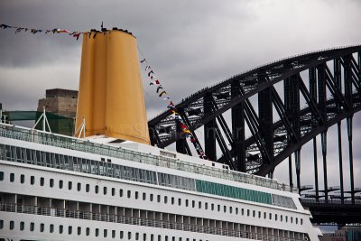 Oriana and Sydney Harbour Bridge with bridgewalkers