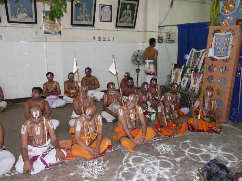 4 Jeeyars and MAV swamy among the ghosti of bhagavatas.jpg