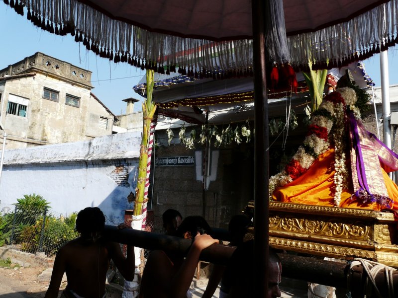 MM Sattrumarai visiting Peyazhwar sannadhi to do mangalasasanam.jpg