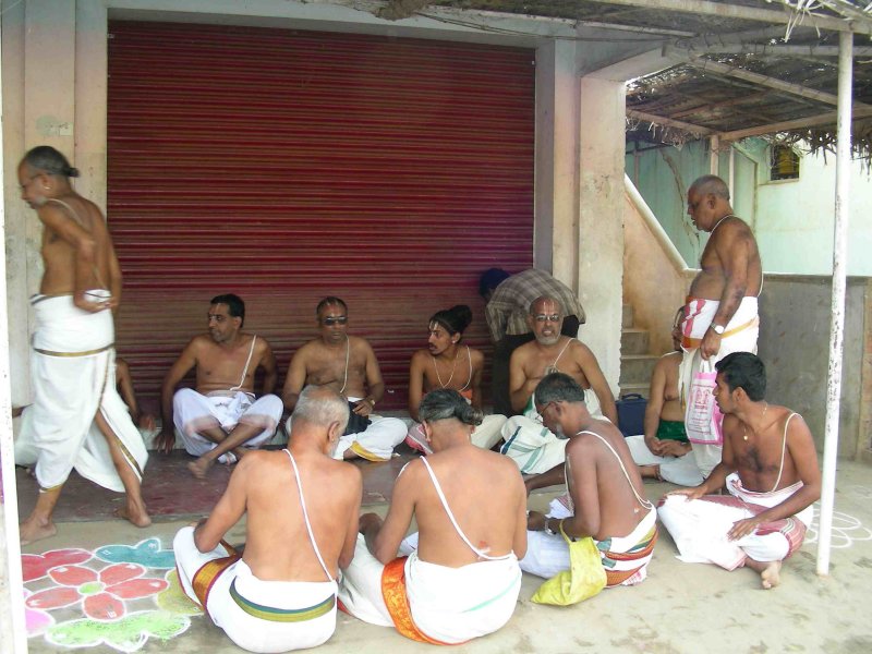 THIRUMOZHI GOSHTI SRI SARANATHAN SVAMI (WALKING),SRI NARYANAN,ADIYEAN,SRI THIRUMALAI RAJAN,SRI MADHAVAN,SRI SOURIRAJAN(STANDING)