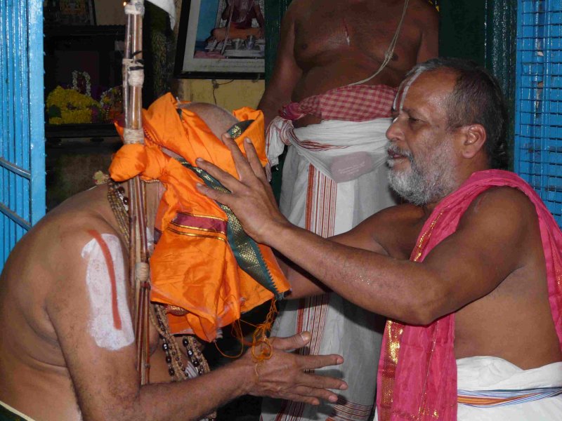 HH vanamamalai jeeyar swamy getting the honours1.jpg