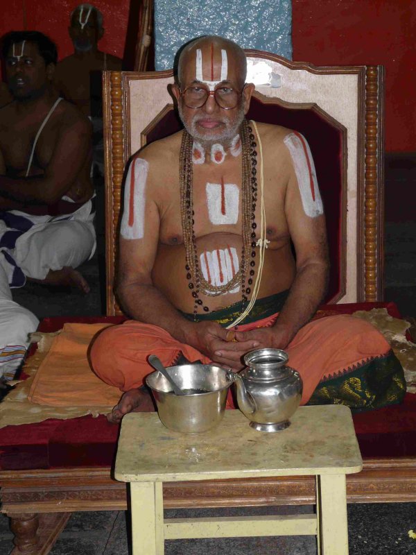 HH Vanamamalai Jeeyar swamy in the sevakala goshti.jpg