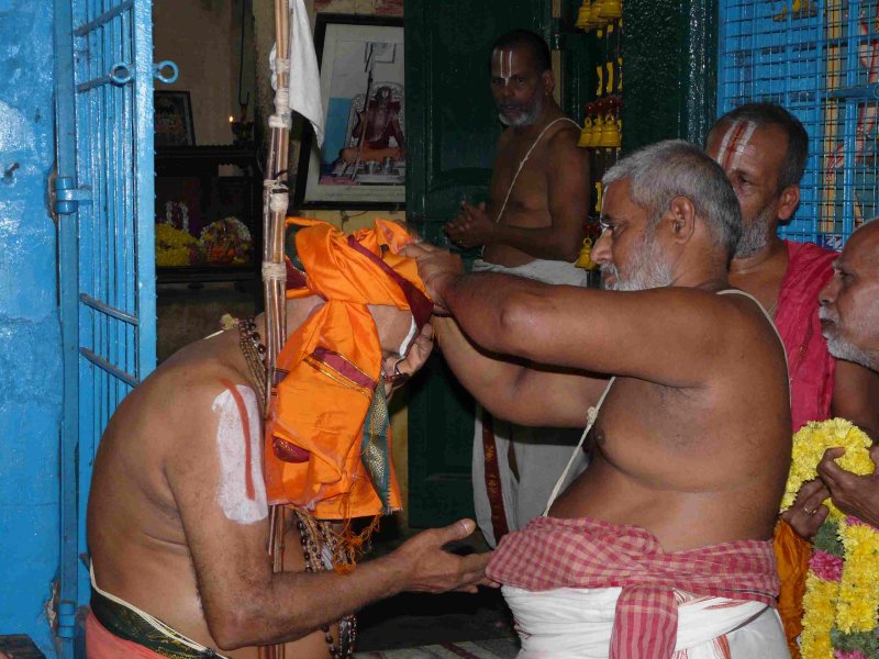 HH vanamamalai jeeyar swamy getting the honours2.jpg