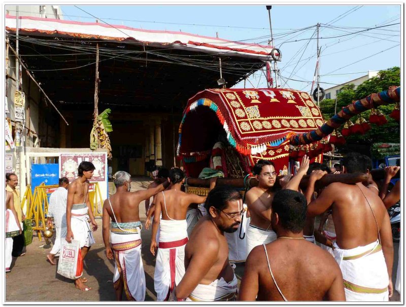 4-Udayavar entering gangai kondan mandapam - 4th day.jpg