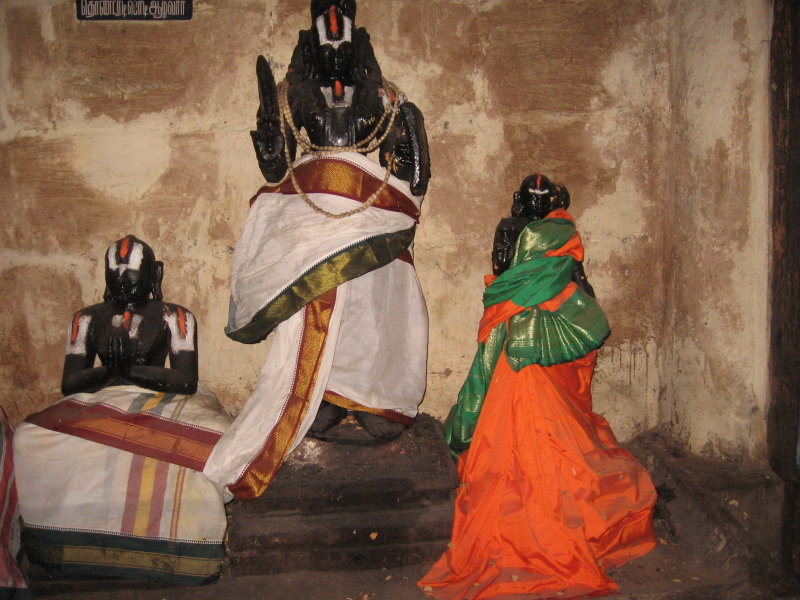 Tondaradippodi Tirumangia Azvar and kumudavalli nAchiyAr.jpg