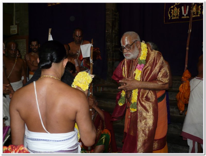 HH Sri Kaliyan Vanamamalai Ramanuja Jeeyar swamy receiving Parthasarathy perumal mariyadai.jpg