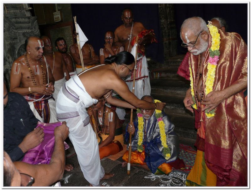 HH Sri Thirumalai periya kelvi appan swamy receiving parthasarathi perumal mariyadai.jpg