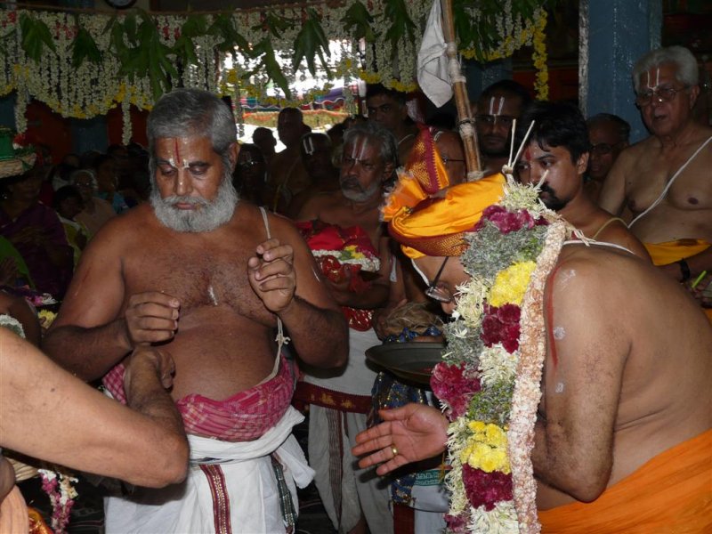 23-HH receiving the Divyadesa mariyadai4 (Large).JPG