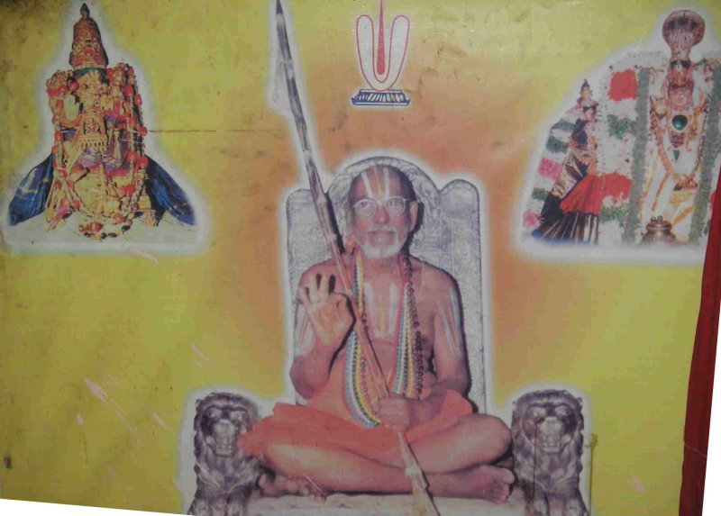 04-45th pattam azhagiyasingar picture inside temple.jpg