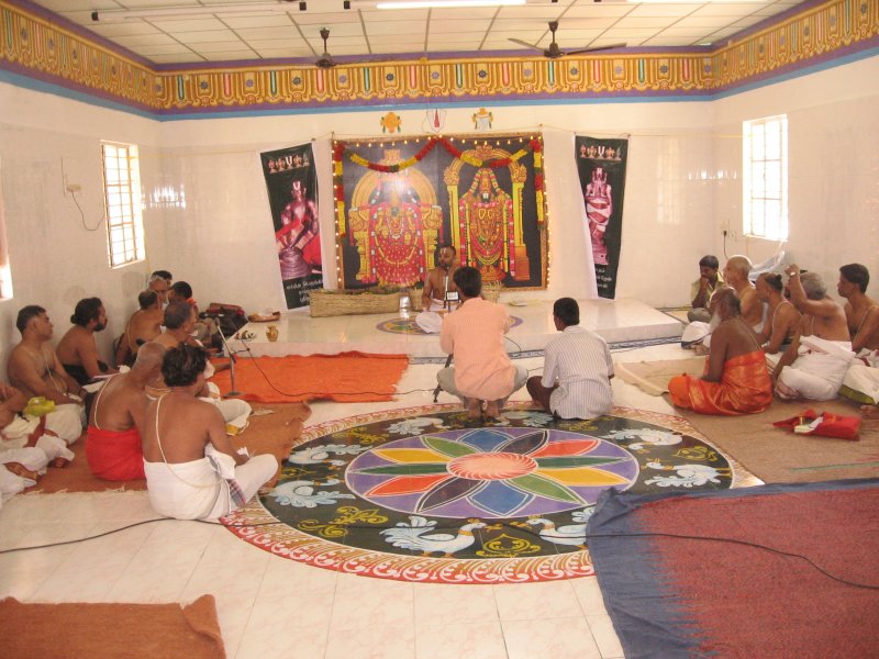 Sri ThirukOshtiyUr MAdhavan SvAmi delivering lecture on Sri AnanthAzvAn.jpg