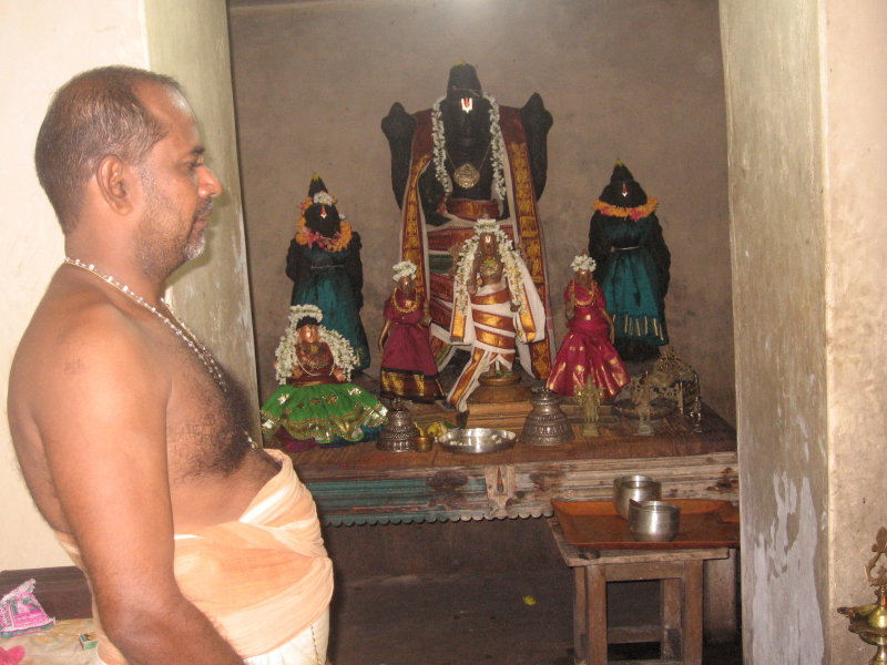 08-Chellappa DhEkshithar-Following the ChOzha nATtu SAthupadi style.jpg
