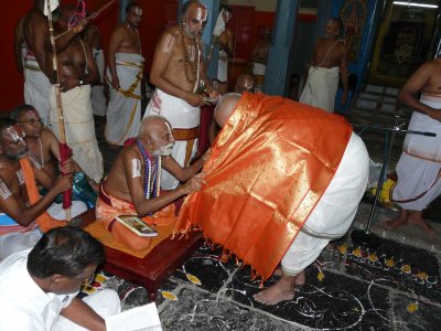 Sri Chellamani swamy receiving honours from TKudi Jeeyar.jpg