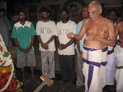 18-Dr vu vE malliyam Babu swami wonderuflly performing thiruvaradanam.jpg