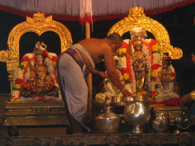 bhattar performs aradhanai.JPG