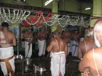 Periya Perumal Sannidhi Veda Parayana Swami doing Veda Saatrumurai.jpg