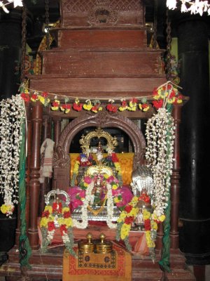Perumal in Asthanam with Ponnadiyam Sengamalam(Mamunigal Divya Paadukai).jpg