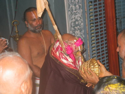 Veeraraghavan prasadam to HH Srimad Azhagiyasingar.JPG