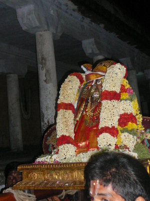 Maamunigal adorned with Varadan Uduthu kalaindha Thirumaalai and Thirupariyattam.JPG