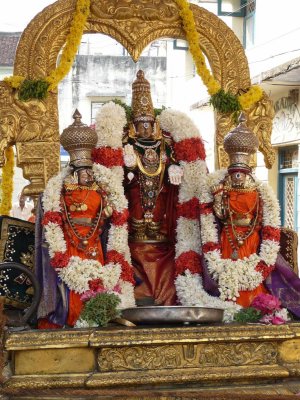 Peyazhwar sattrumarai - Mylapore adikesavan purappadu.jpg