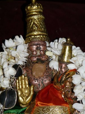 Sri mudaliyandan swamy thiruvaradana perumal - sri lakshmi Narasimhar.jpg