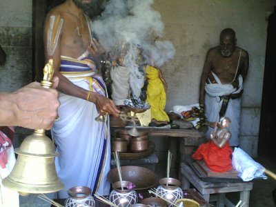 SrI Varadaraja perumal  - dhoopOpacharam.jpg