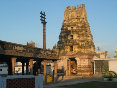 dwajasthambam and gopuram.JPG
