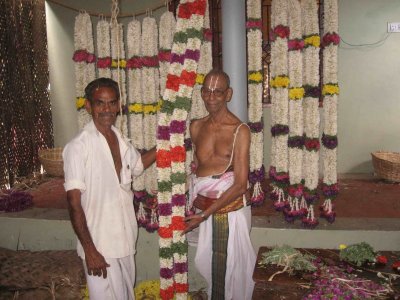 Sri Venkatesa iyengar svami inspecting the malai.jpg