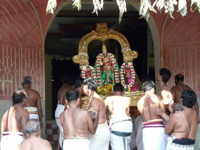 Parthasarathy getting inside DavanOtsava bangalow.jpg