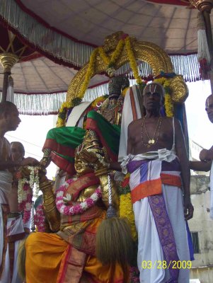 Thiruvallikeni Sri Ramar_periya Thiruvadi_side view1.jpg
