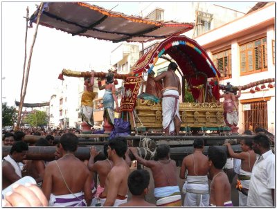 TheerthavAri day -Parthasarathi doing porvai kalayal2.jpg