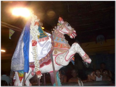 Thirumangai mannan performing vEdupari1.jpg
