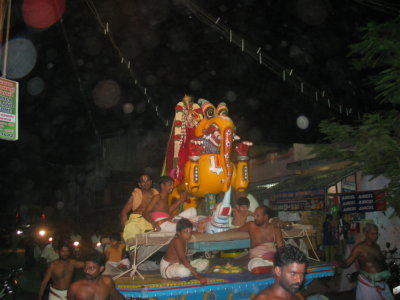 Yali purappadu reaching temple.JPG