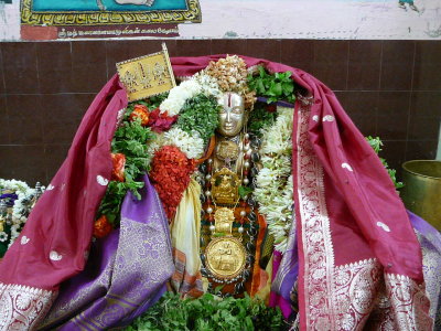Maamunigal with Divyadesa Emperuman Uduthu kalaindha thirumaalai and thirupariyattam.JPG