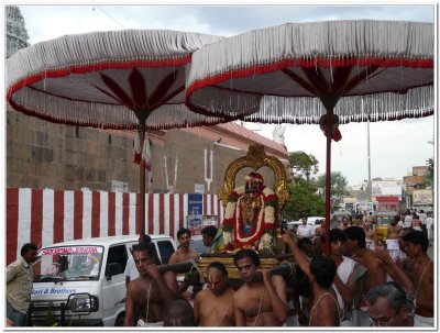 ThiruvAdipooram - Andal purappadu in mAda veethi1.jpg
