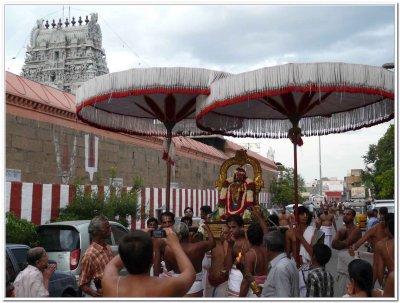 ThiruvAdipooram - Andal purappadu in mAda veethi2.jpg