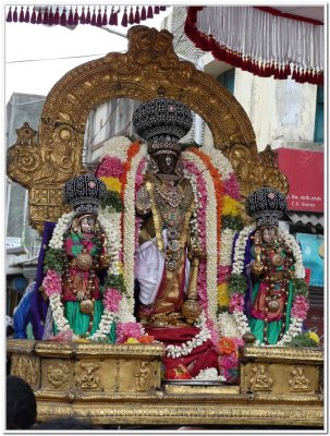 Thiruvadipooram utsavam -Parthasarathi with ubaya nacchiayars -closeup shot2.jpg