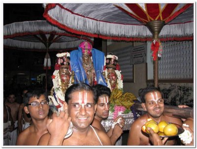 7th day mornning - emperuman proceeding to thiruthEr from AsthAnam.jpg