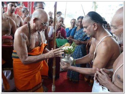 14-HH Sriperumbuthur Embar Jeeyar swamy being received with pOOrna kumbhA mariyAdai.jpg