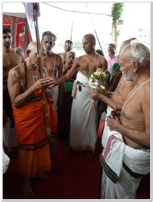 16-HH Sriperumbuthur Embar Jeeyar swamy being received with pOOrna kumbhA mariyAdai3.jpg