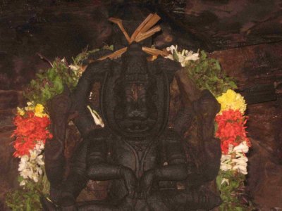 Sri jwala nrusimhan with kuDal mAlai - angappOdhEa avan vEyath thONRiya en singappirAn.jpg