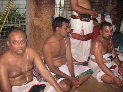 adiyEan, TiruchErai Narayanan svami and Sri PB Rajahamsam svami chanting angaN gnAlam anja and ThAyEA at JwAla Narasimhan