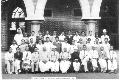 Sri ASR Swamy (sitting 2nd from left ) at HH the maharaja's College,Pudukkottai in 40s.JPG