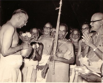 Sri ASr with tirukudanthai Andavan.JPG