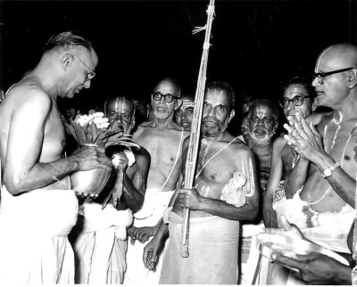 Sri TSRajam (TVSChairman) receiving Tirukudanthai Andavan with poornakumbam -Sri ASR swamy looks on.JPG