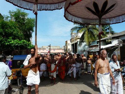 15-HH returning to the mutt with Sri Parthasarthi's honours (Large).JPG