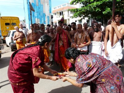 18-Opavarilla mAdargal of Thiruvallikeni taking Aarathi to HH (Large).JPG