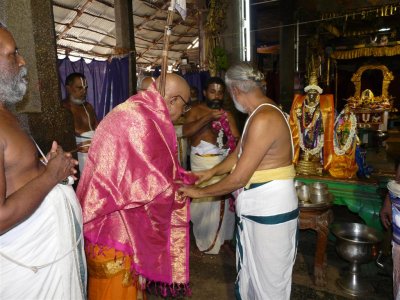08-HH receiving parthasarathi's mariyadai (Large).JPG