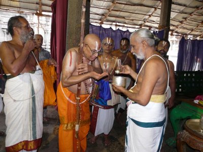 08-HH receiving the Theertham (Large).JPG