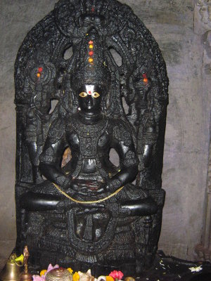 yoga madhava-Hoysala style carvings(vastram removed).JPG